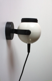 Wit bol muurlampje /  White globe wall lamp [sold]