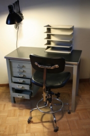 Gispen bureautje middengrijs / Gispen small desk midgray [verkocht ]