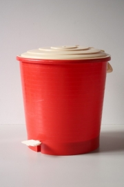 Rood vintage pedaalemmertje / Red vintage pedal bucket