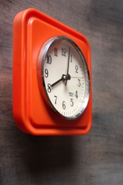 Rood retro muurklokje `70/ Red retro wall clock `70