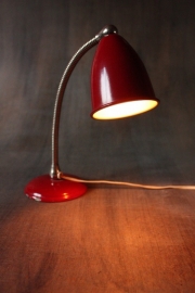 Klein rood bureaulampje `50/ Small red desk lamp `50