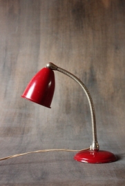 Klein rood bureaulampje `50/ Small red desk lamp `50