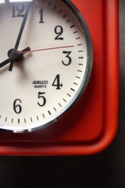 Rood retro muurklokje `70/ Red retro wall clock `70
