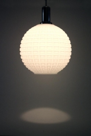 Matglas bol hanglamp / Frosted globe hanging lamp [verkocht]