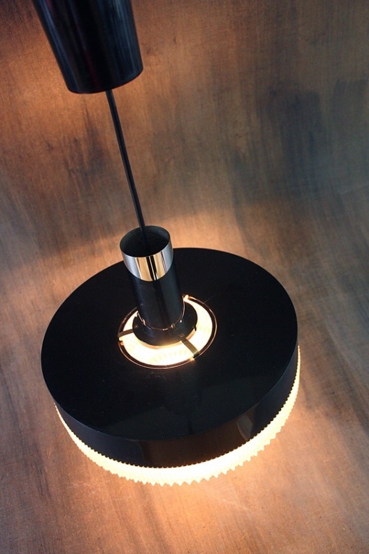 Hoogglans zwarte hanglamp sixties / Highgloss black hanging lamp sixties [sold]