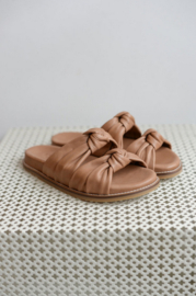 Nathalie Vleeshouwer || Sandals Campbell; cognac