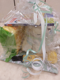 Kraampakket 4 Zwitsal babydoekjes, luiers ea cadeaus-Wit-geel