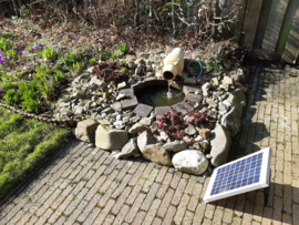 Vijverpomp zonne-energie met terracotta kruik