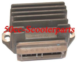 Spanningsregelaar Piaggio Runner 125cc 180cc 7-polig stekker 292033