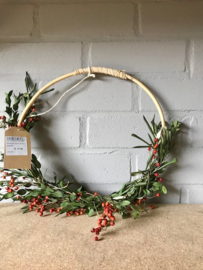 decoratiecircle 30 cm eucalyptus en rode besjes