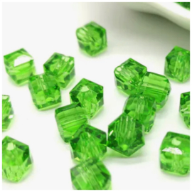 Vierkante kristal glaskralen green 10 st  6 mm