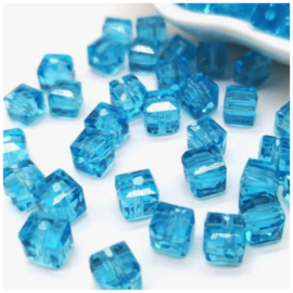 Vierkante kristal glaskralen turquoise 10 st  6 mm
