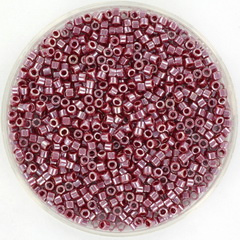 Miyuki delica's 11/0 - opaque luster cadillac red 1564 per 2 gram circa 400 st.
