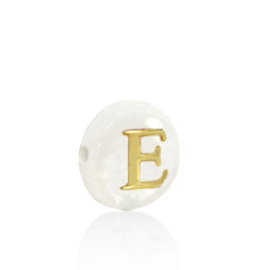 Schelp kraal letter E Gold-white (natuurlijke kleur)