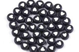 Zwarte kralen met witte hartjes per 10 stuks