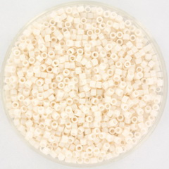 Miyuki delica's 11/0 - opaque bisque white 1490  per 2 gram circa 400 st.