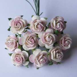 WILD ORCHID CRAFTS - MULBERRY PAPER OPEN ROSES 15 mm 2-tone Ivory / Pale Pink - bosje met 10 stuks