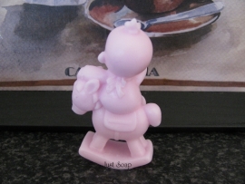 Baby op hobbelpaard