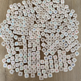 Houten letterkralen met gekleurde letters (309 stuks)