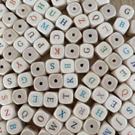 Houten letterkralen met gekleurde letters (309 stuks)