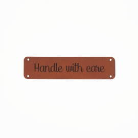 Leren label 15x60mm 'Handle with care' Chestnut 2st.