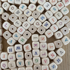 Houten letterkralen met gekleurde letters (309 stuks)