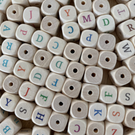 Houten letterkralen met gekleurde letters (309 stuks)