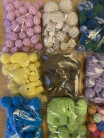 Partij gehaakte onderdelen (600 stuks)