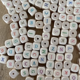 Houten letterkralen met gekleurde letters (309 stuks)