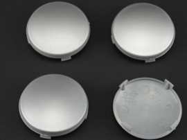 Set van 4 licht gebolde zilvergrijze naafdoppen, buitenmaat doorsnede 59,5 mm en klemmaat 56,5 mm