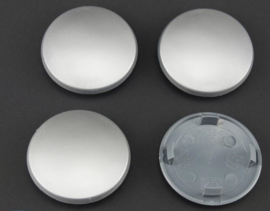 Set van 4 licht gebolde zilvergrijze naafdoppen, buitenmaat 68 mm en klemmaat 55,5 mm