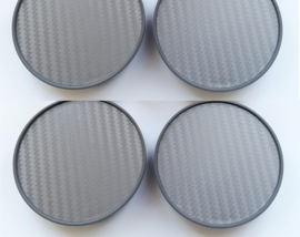 Set van 4 zilvergrijze carbonlook naafdoppen buitenmaat 68 mm en klemmaat 65 mm