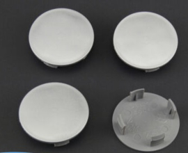 Set van 4 zilvergrijze naafdoppen, buitenmaat doorsnede 64,5 mm en klemmaat 55 mm