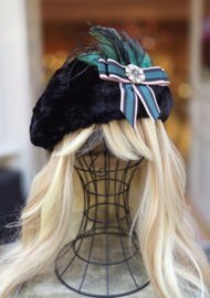 Fluffy Baret Zwart Groene strik