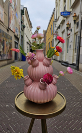 Roze tulpenvaas met bloemen