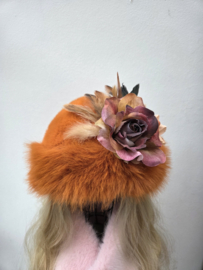 Oranje bontmuts met bloemen