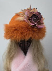 Oranje bontmuts met bloemen