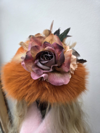 Oranje bontmuts met bloemen