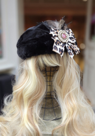 Fluffy Baret Zwart Panter strik
