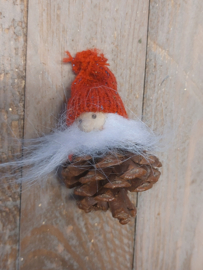 Dennenappels kerstman 8 cm (K25)
