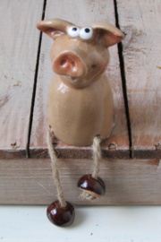 Varkentje met bungelbeentjes/randzitter 9 cm