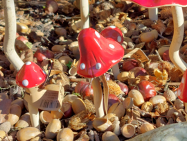 Paddenstoel van steen rood/wit