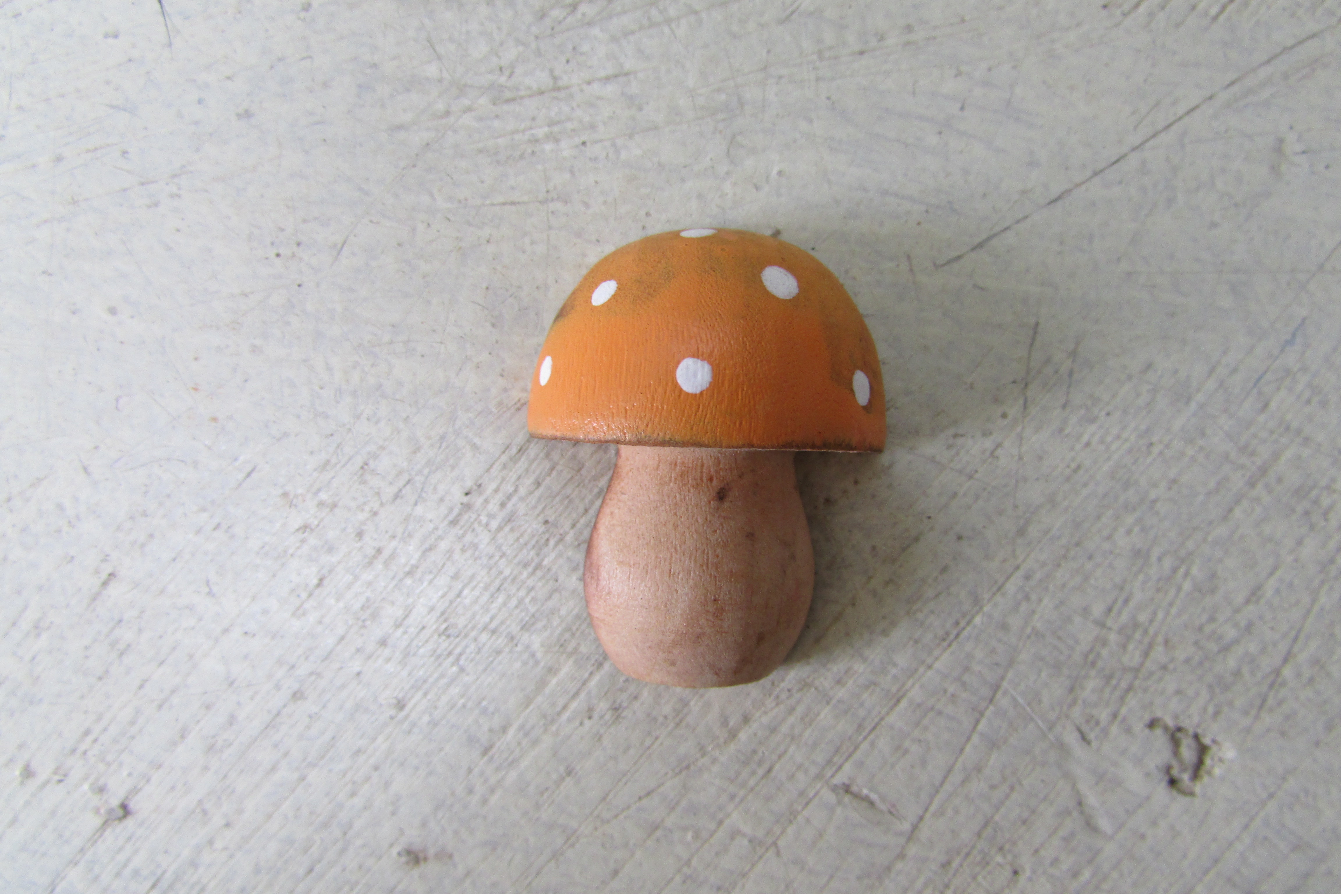 Paddenstoel oranje half 3x2cm (P36)