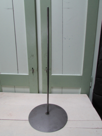 Pin 40 cm hoog op rondel 20 cm doorsnee (roestend ijzer)