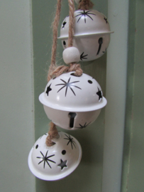 Kerstbel/bal 4 stuks aan een touw van metaal (nr17)