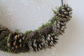 Ring met deco mos en dennenappels (W119)