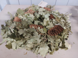 Olijf bladkrans met dennenappels 38 cm
