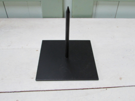 Metalen pin op voet  12x 13 cm zwart