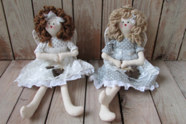 Engeltje 32 cm grijs/wit (S2)