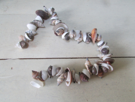 Schelpenslinger 50 cm van kleine schelpjes (nr30)